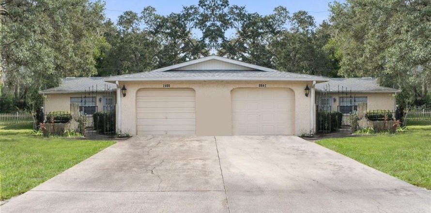 Commercial property in Spring Hill, Florida 4 bedrooms, 193.24 sq.m. № 1393877