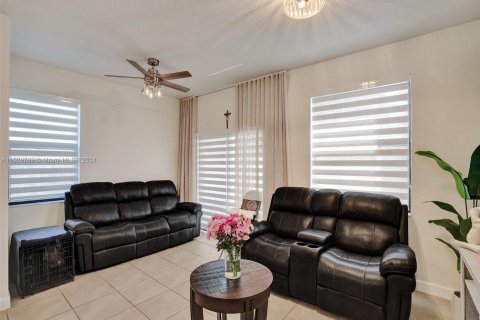 Townhouse in Hialeah, Florida 3 bedrooms, 131.18 sq.m. № 1008812 - photo 14