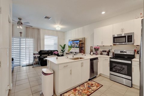 Townhouse in Hialeah, Florida 3 bedrooms, 131.18 sq.m. № 1008812 - photo 12