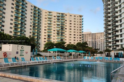 Condo in Hollywood, Florida, 1 bedroom  № 1294094 - photo 2