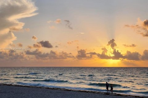 Condo in Hollywood, Florida, 1 bedroom  № 1294094 - photo 1