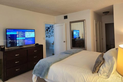 Condo in Hollywood, Florida, 1 bedroom  № 1294094 - photo 8