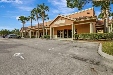 Купить коммерческую недвижимость в Палм Сити, Флорида № 815351 - фото 12