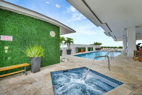 Condo in Fort Lauderdale, Florida, 2 bedrooms  № 984047 - photo 12