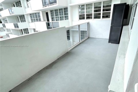 Condo in Miami Beach, Florida, 1 bedroom  № 1172783 - photo 11