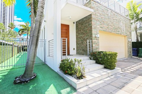 Villa ou maison à vendre à Sunny Isles Beach, Floride: 5 chambres, 291.71 m2 № 1146758 - photo 3