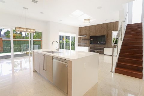 Casa en venta en Sunny Isles Beach, Florida, 5 dormitorios, 291.71 m2 № 1146758 - foto 12