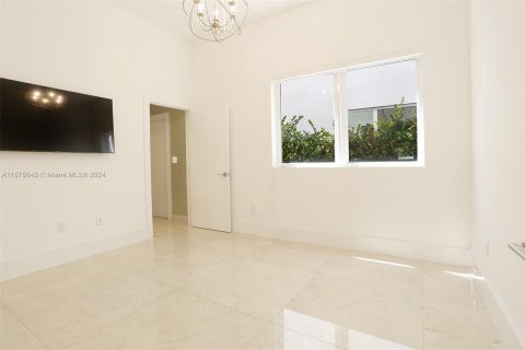 Casa en venta en Sunny Isles Beach, Florida, 5 dormitorios, 291.71 m2 № 1146758 - foto 16