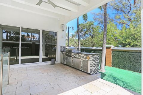 Casa en venta en Sunny Isles Beach, Florida, 5 dormitorios, 291.71 m2 № 1146758 - foto 18