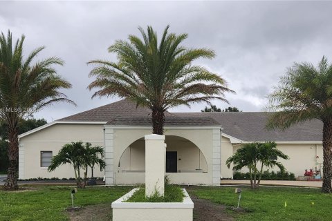 Купить коммерческую недвижимость в Порт-Сент-Луси, Флорида № 705343 - фото 1