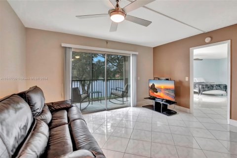 Copropriété à vendre à Pembroke Pines, Floride: 1 chambre, 113.62 m2 № 963045 - photo 1