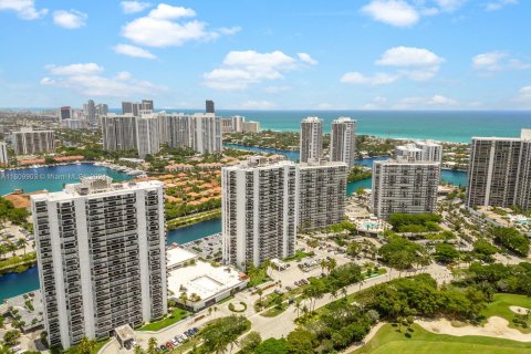 Condo in Aventura, Florida, 2 bedrooms  № 1234002 - photo 16