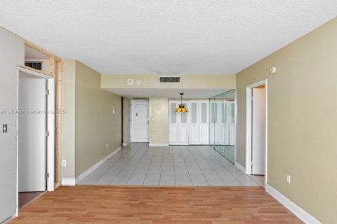 Condo in Aventura, Florida, 2 bedrooms  № 1234002 - photo 7