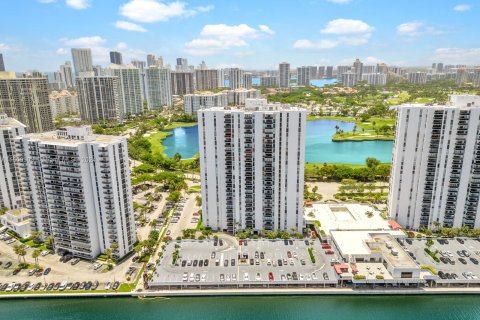 Condo in Aventura, Florida, 2 bedrooms  № 1234002 - photo 1