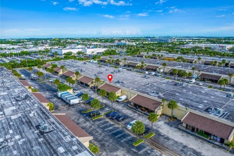 Propiedad comercial en venta en Hialeah, Florida № 1358524 - foto 12