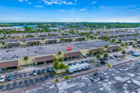 Propiedad comercial en venta en Hialeah, Florida № 1358524 - foto 2