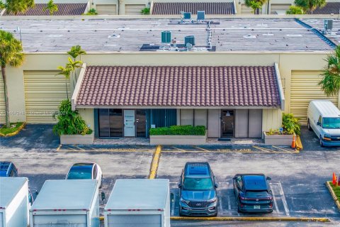 Commercial property in Hialeah, Florida № 1358524 - photo 19