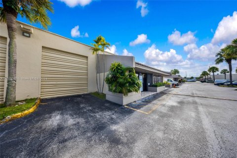 Propiedad comercial en venta en Hialeah, Florida № 1358524 - foto 23