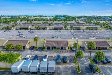 Commercial property in Hialeah, Florida № 1358524 - photo 13