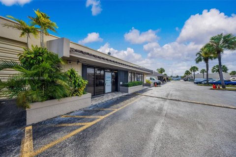 Propiedad comercial en venta en Hialeah, Florida № 1358524 - foto 18