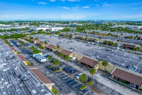 Commercial property in Hialeah, Florida № 1358524 - photo 11