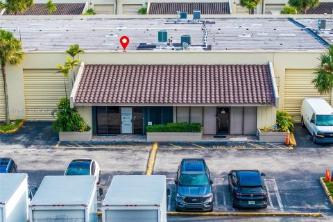 Commercial property in Hialeah, Florida № 1358524 - photo 21