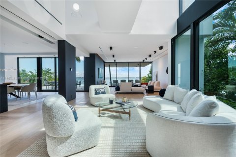 Villa ou maison à vendre à Miami, Floride: 5 chambres, 676.61 m2 № 720589 - photo 14