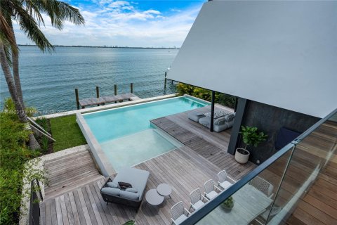 Casa en venta en Miami, Florida, 5 dormitorios, 676.61 m2 № 720589 - foto 19