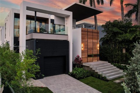 Casa en venta en Miami, Florida, 5 dormitorios, 676.61 m2 № 720589 - foto 2