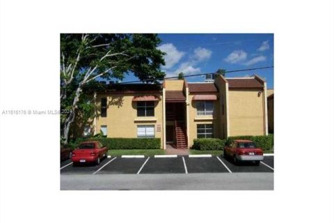 Condominio en venta en Tamarac, Florida, 2 dormitorios, 94.11 m2 № 1237656 - foto 1