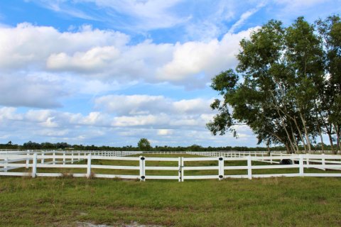 Commercial property in Indiantown, Florida № 919672 - photo 1