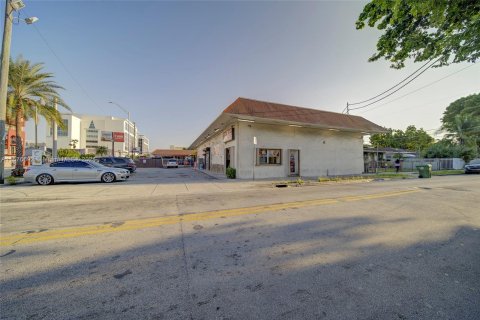 Commercial property in Miami, Florida № 1145270 - photo 1