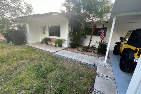 House in Miramar, Florida 4 bedrooms, 94.2 sq.m. № 1153661 - photo 1