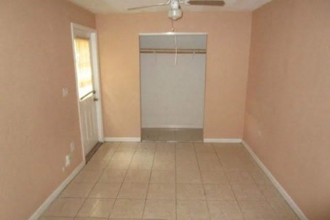 House in Lauderhill, Florida 5 bedrooms, 130.62 sq.m. № 1005438 - photo 4