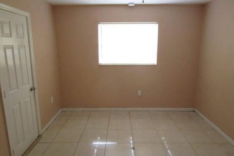 House in Lauderhill, Florida 5 bedrooms, 130.62 sq.m. № 1005438 - photo 6