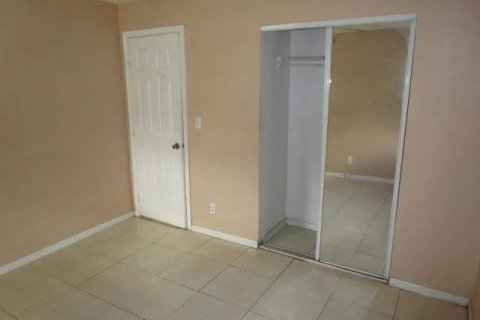 House in Lauderhill, Florida 5 bedrooms, 130.62 sq.m. № 1005438 - photo 3