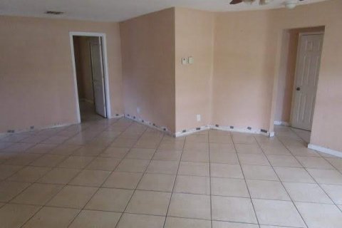 House in Lauderhill, Florida 5 bedrooms, 130.62 sq.m. № 1005438 - photo 10