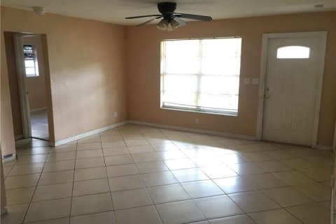House in Lauderhill, Florida 5 bedrooms, 130.62 sq.m. № 1005438 - photo 9