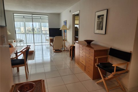 Condo in Aventura, Florida, 1 bedroom  № 1406166 - photo 9