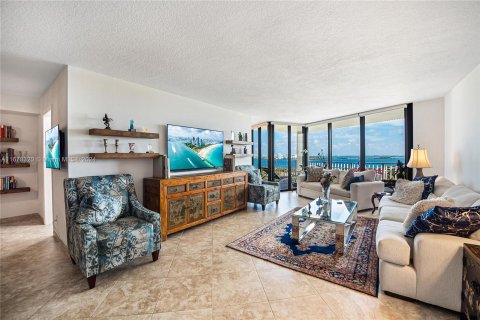 Condo in Miami, Florida, 1 bedroom  № 1406206 - photo 1