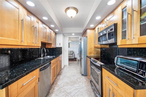 Condo in Miami, Florida, 1 bedroom  № 1406206 - photo 8