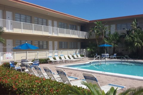 Hotel in Hallandale Beach, Florida 29.73 sq.m. № 1097225 - photo 1