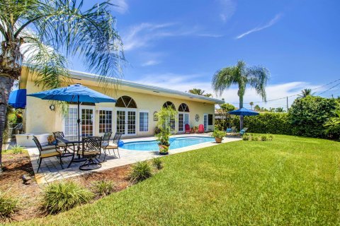 Villa ou maison à vendre à Lighthouse Point, Floride: 3 chambres, 186.92 m2 № 876579 - photo 1