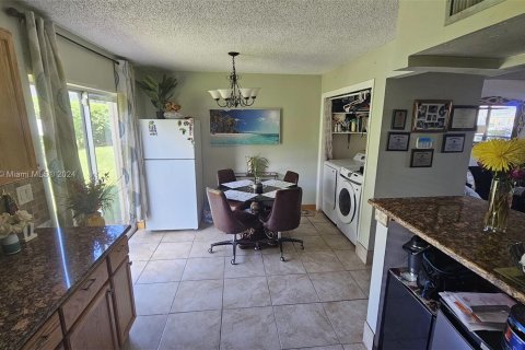 Condo in North Lauderdale, Florida, 2 bedrooms  № 1320656 - photo 13