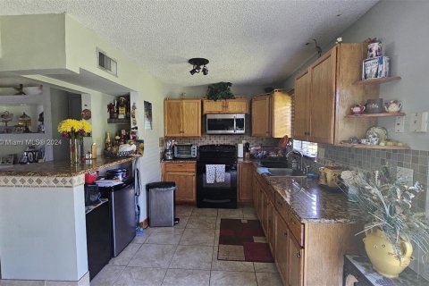 Condo in North Lauderdale, Florida, 2 bedrooms  № 1320656 - photo 12