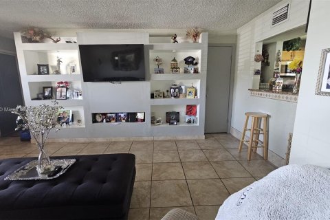 Condo in North Lauderdale, Florida, 2 bedrooms  № 1320656 - photo 3