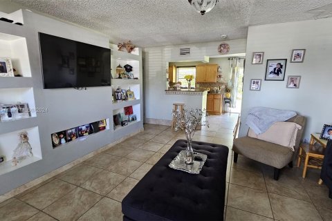 Condo in North Lauderdale, Florida, 2 bedrooms  № 1320656 - photo 1