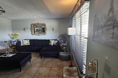 Condo in North Lauderdale, Florida, 2 bedrooms  № 1320656 - photo 6