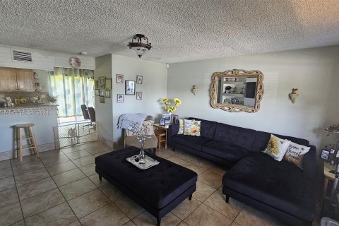 Condo in North Lauderdale, Florida, 2 bedrooms  № 1320656 - photo 9