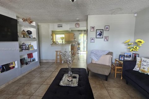 Condo in North Lauderdale, Florida, 2 bedrooms  № 1320656 - photo 7